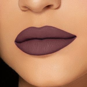 Kylie Cosmetics Makeup - Kylie Jenner Matte Lip Kit LOVE BITE Kylie Cosmetics Makeup - Kylie Jenner Matte Lip Kit LOVE BITE